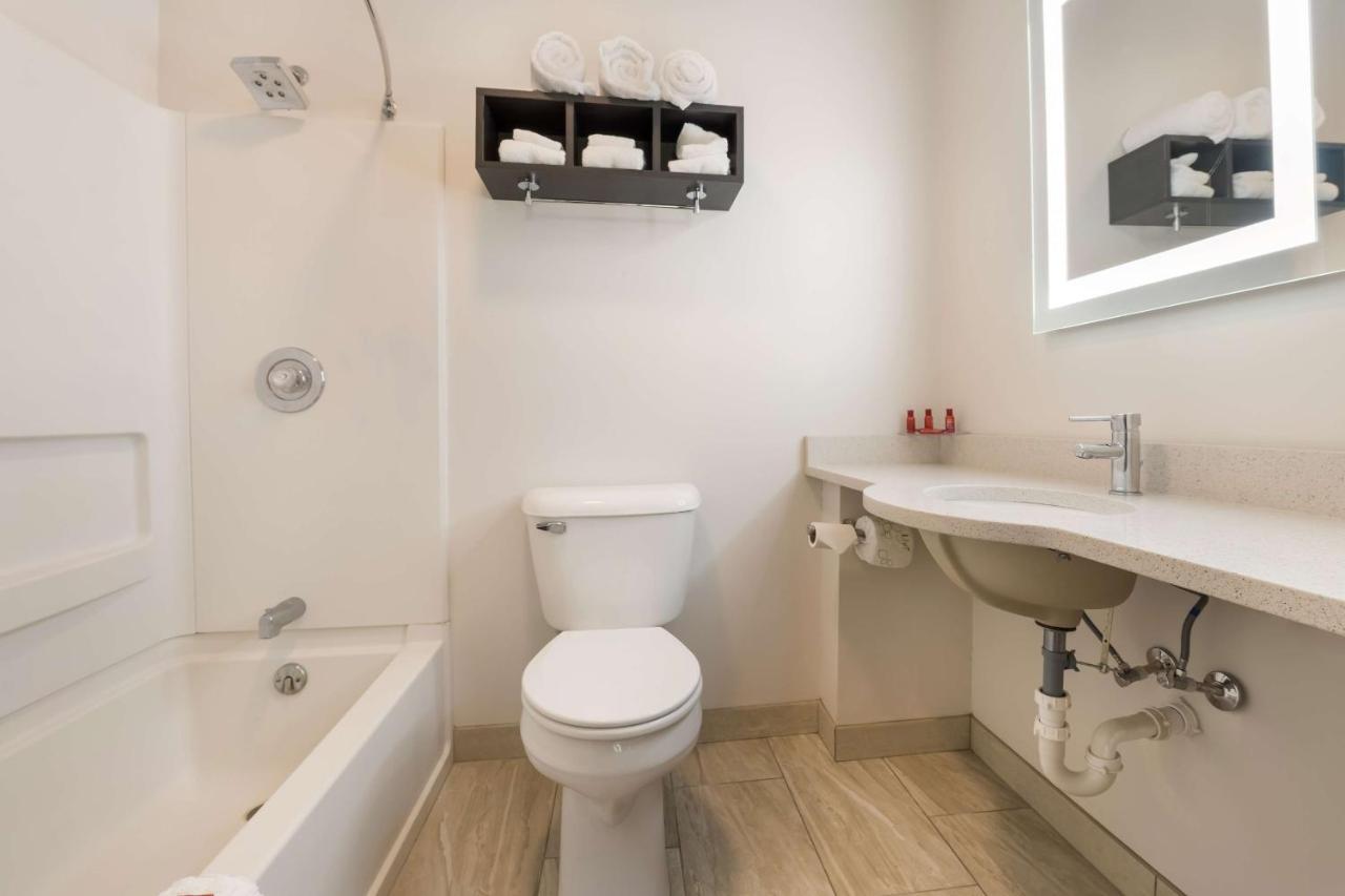 Hotel Surestay By Western Thomson